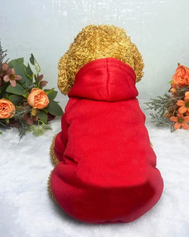 Felpa Ciuffo color rosso indossata da un cane