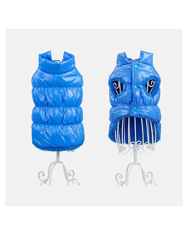 Piumino Brina color blu indossata da un cane